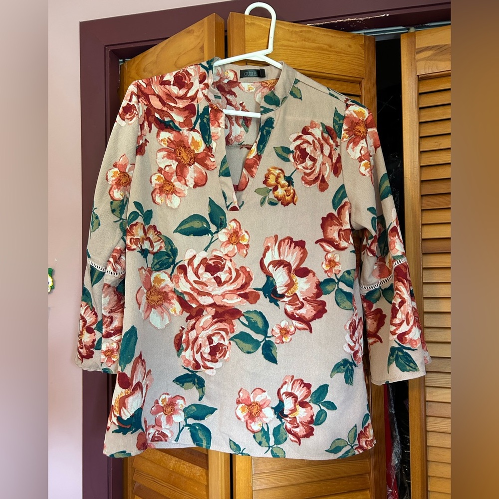 FREE with bundle!🥳Cure Women’s floral blouse with sleeves
